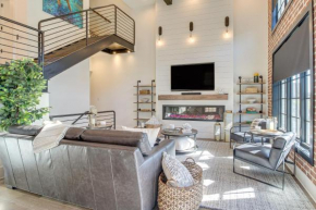 Luxe Savannah Townhome 1 Mi to Historic District